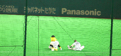ハリーと柔軟中のカブレラ