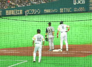ヒットで塁に出てる鳥越