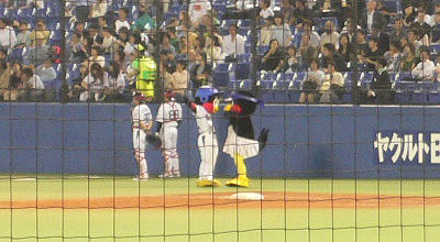 見詰め合う燕太郎とつばみ