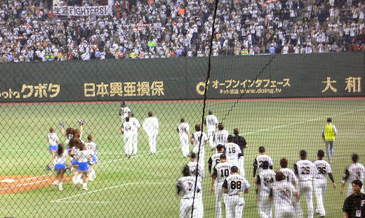 選手達はライトスタンドへ