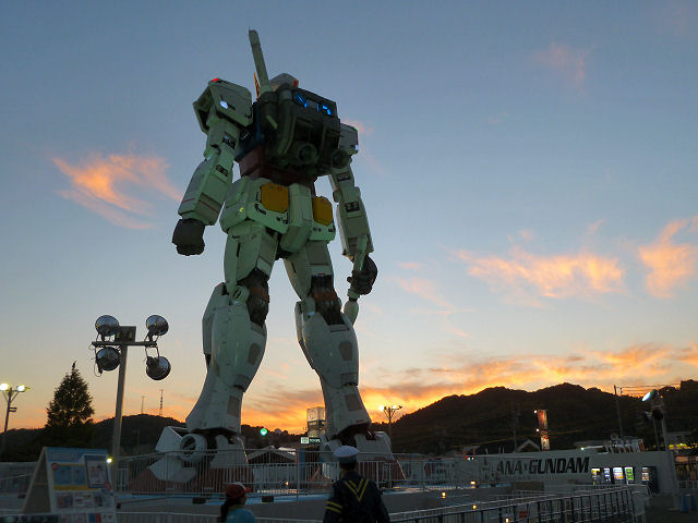 夕陽にたたずむガンダム