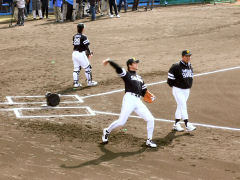 ���ēƘb���Ă���